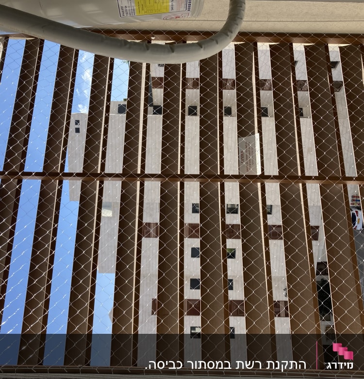 רשת מתכת למניעת כניסת יונים במרפסת
